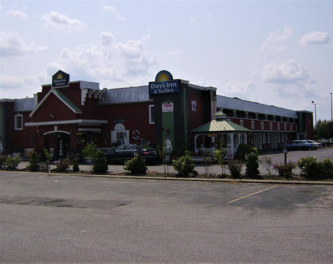 Days Inn & Suites By Wyndham Terre Haute Exterior photo