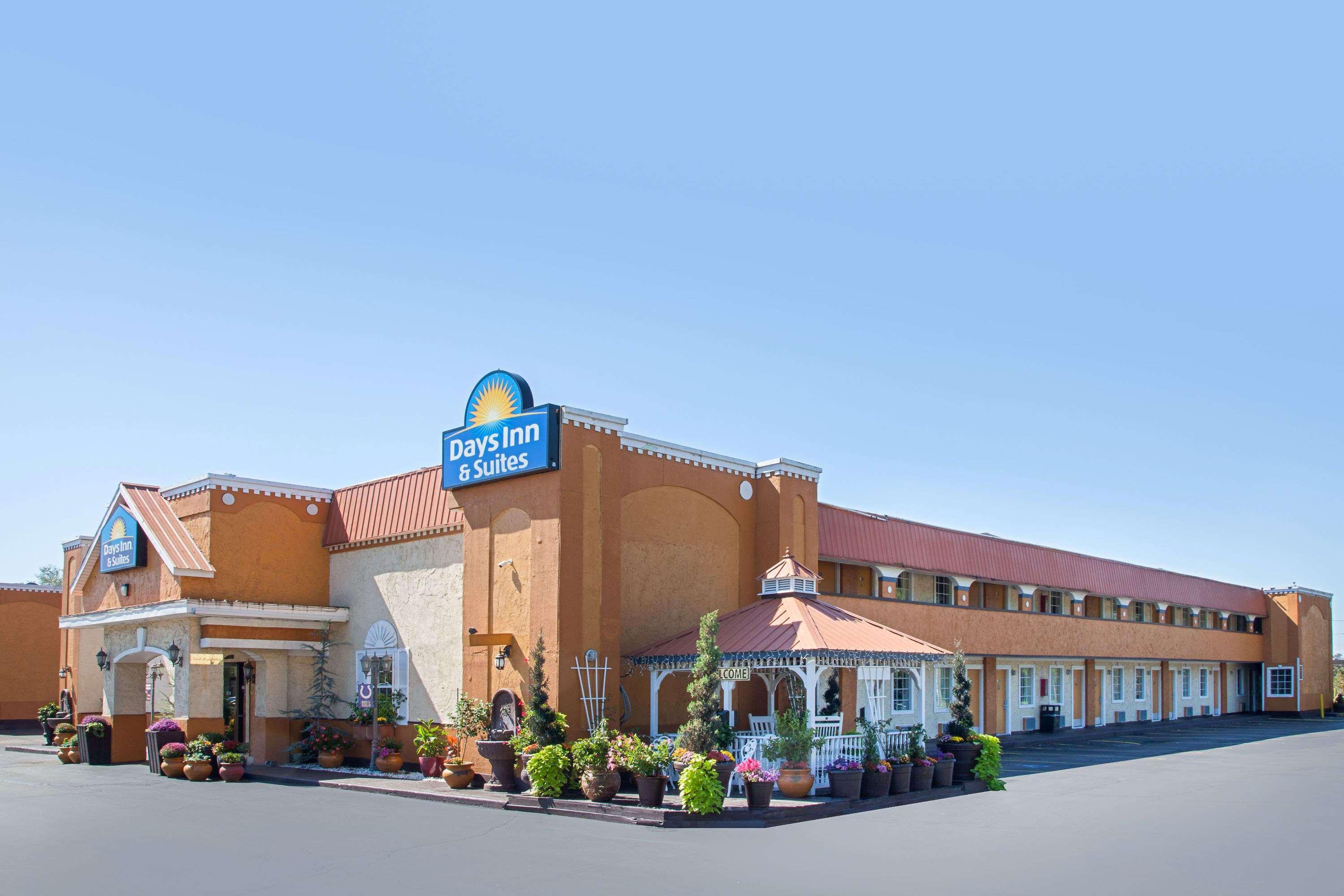 Days Inn & Suites By Wyndham Terre Haute Exterior photo