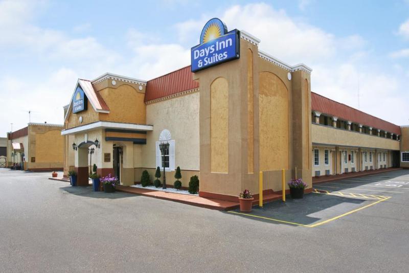 Days Inn & Suites By Wyndham Terre Haute Exterior photo